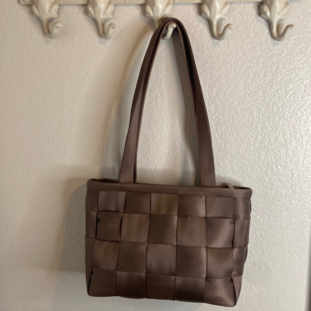 Harvey seatbelt purse. Used a couple of times. Good condition.